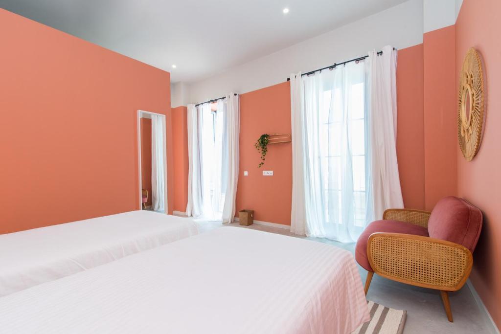 Postel nebo postele na pokoji v ubytování Casa Rosa Villa with Pool in Olhao Centre