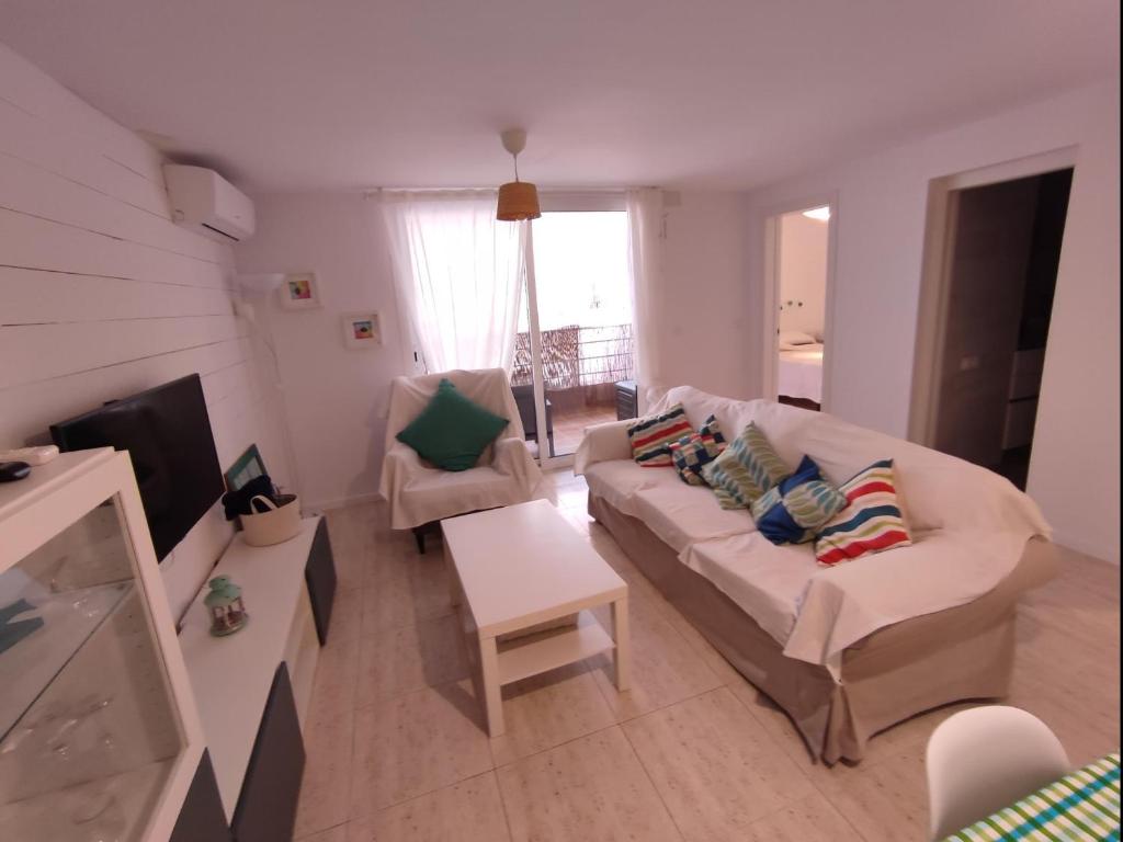 sala de estar con sofá y TV en Piso aubi, en Sant Antoni de Calonge