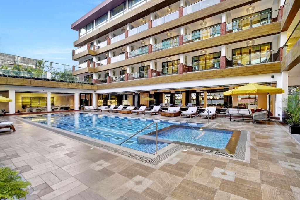 Bazén v ubytování Radisson Resort Goa Baga nebo v jeho okolí