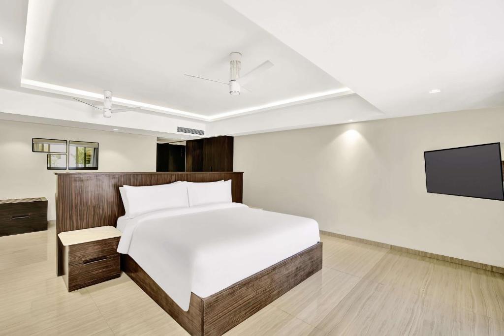 Postel nebo postele na pokoji v ubytování Radisson Resort Goa Baga