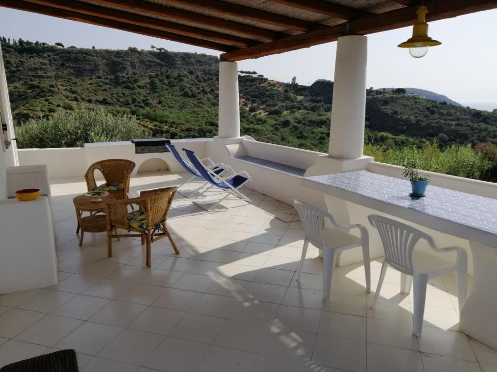 porche con mesa, sillas y vistas en Casa Mariva, en Lipari