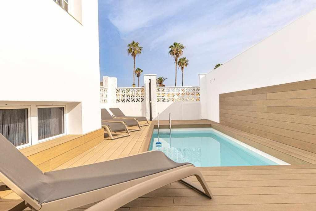 Casa con piscina y terraza en La Favorita preciosa villa con piscina privada, en Corralejo