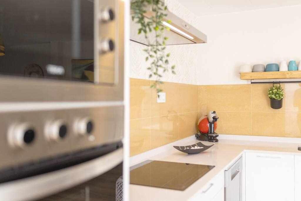 Kuchyňa alebo kuchynka v ubytovaní La Favorita preciosa villa con piscina privada