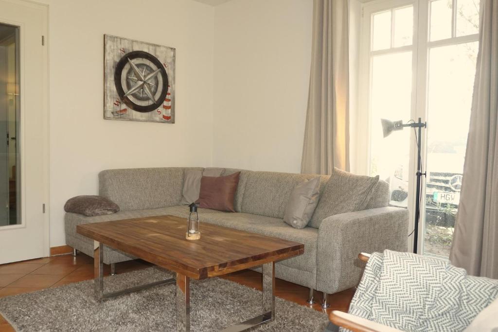 sala de estar con sofá y mesa de centro en Villa Seepferdchen Wohnung 01, en Kühlungsborn