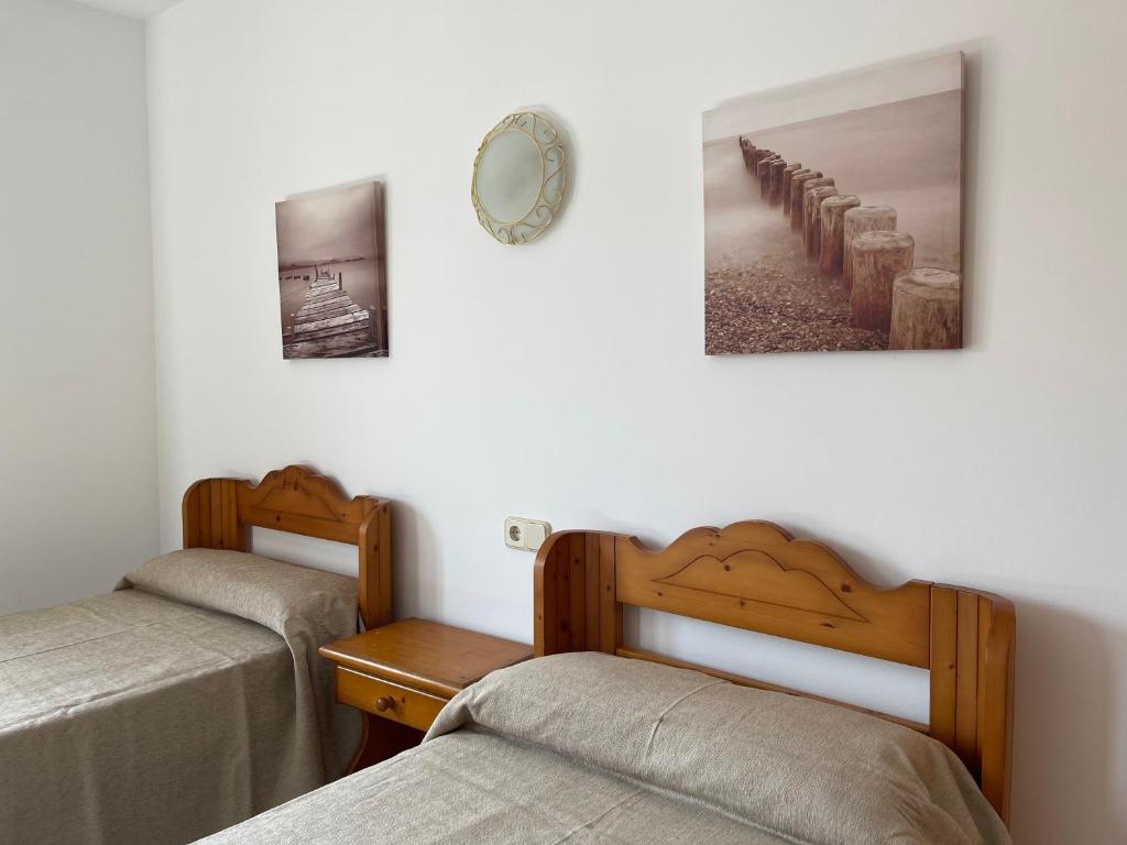 Posteľ alebo postele v izbe v ubytovaní Hostal CAN GALLU