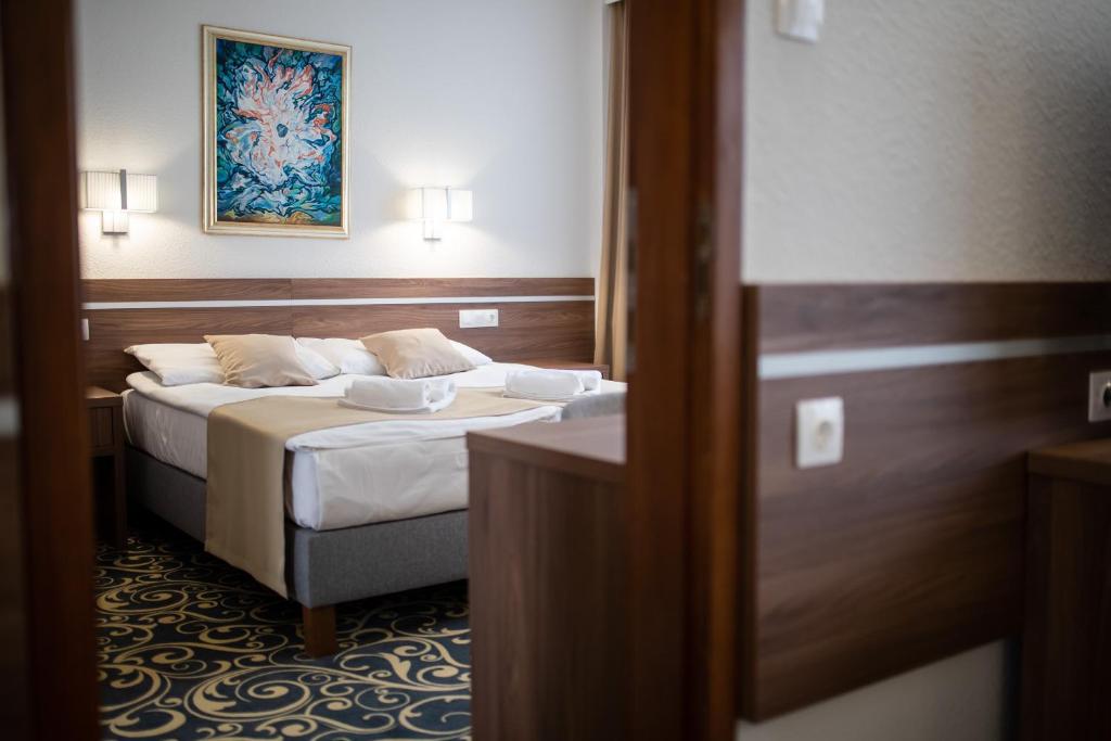Postel nebo postele na pokoji v ubytování Hotel Árpád