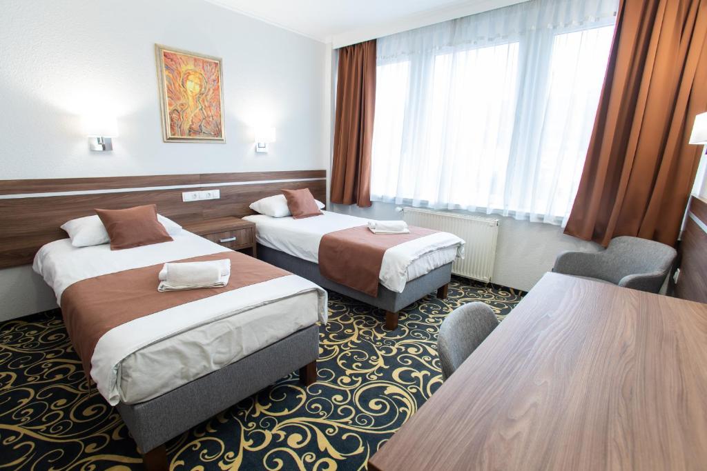Postel nebo postele na pokoji v ubytování Hotel Árpád