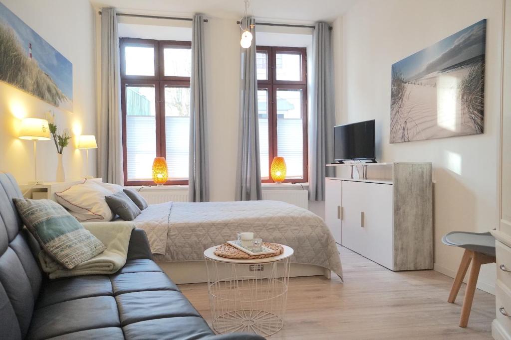 a living room with a bed and a couch at Apartment THOR am Schleswiger Dom in Schleswig