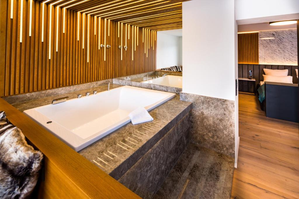 Postel nebo postele na pokoji v ubytování Hotel am Hopfensee