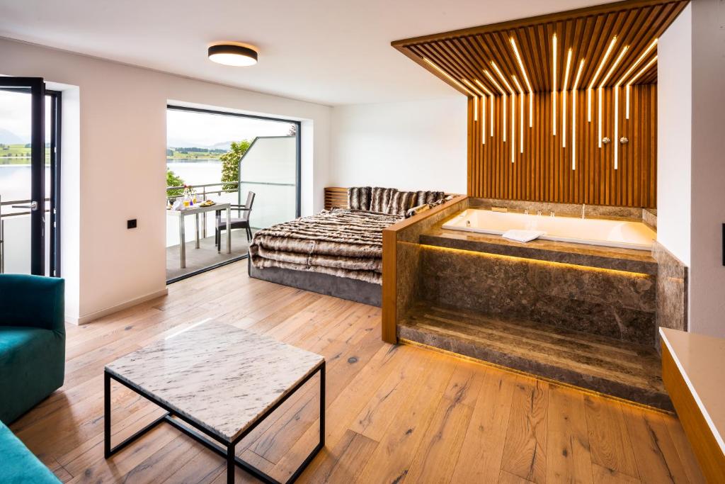 Postel nebo postele na pokoji v ubytování Hotel am Hopfensee