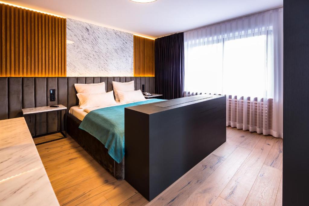 Postel nebo postele na pokoji v ubytování Hotel am Hopfensee