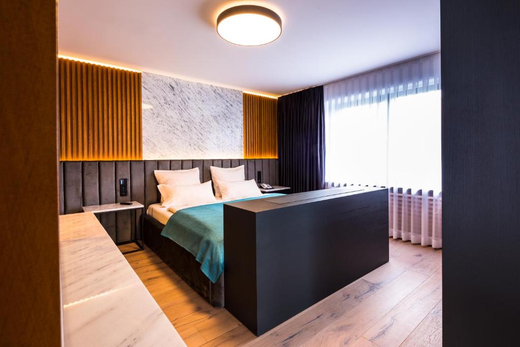 Postel nebo postele na pokoji v ubytování Hotel am Hopfensee