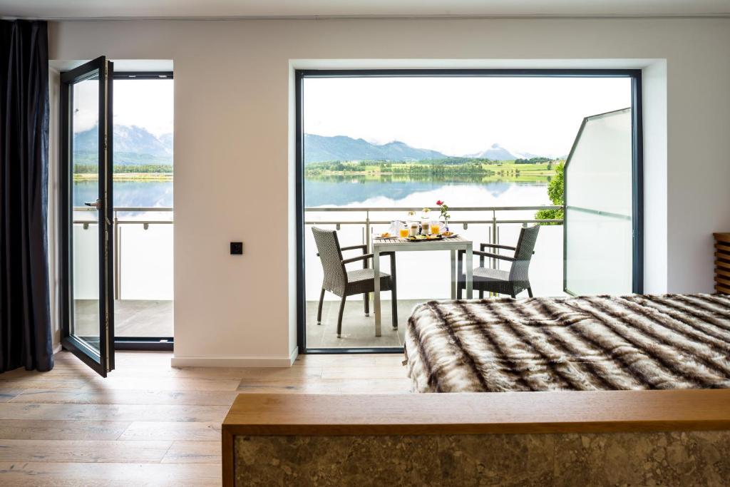 a hotel room with a view of the ocean at Hotel am Hopfensee in Füssen