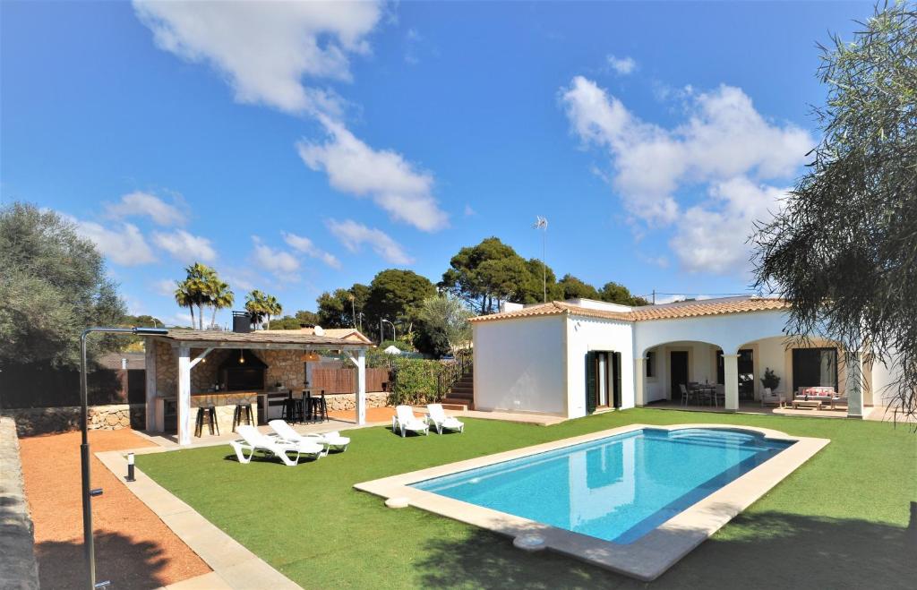 a backyard with a swimming pool and a house at VILLA MONICA en Cala Pi ideal para familias- Mallorca in Cala Pi