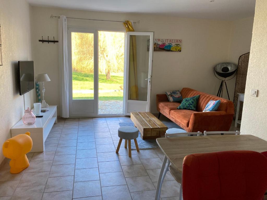 sala de estar con sofá y mesa en Appartement PALAZZI 2 en LʼÎle-Rousse
