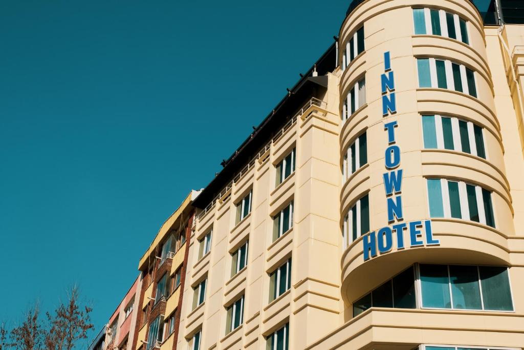 - un bâtiment avec un panneau d'hôtel dans l'établissement INN TOWN HOTEL, à Eskişehir