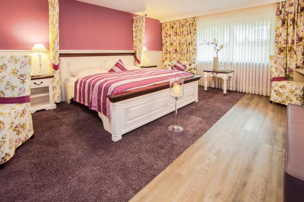 Postel nebo postele na pokoji v ubytování Hotel am Hopfensee