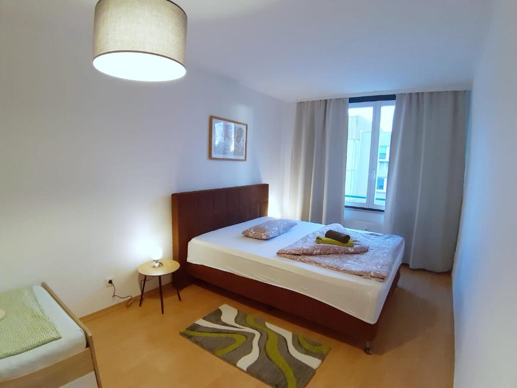 een kleine slaapkamer met een bed en een raam bij LEA-Apartment, 2 Raum, Balkon TG zentral am Park in Leipzig