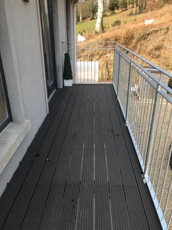 Balkón nebo terasa v ubytování Luxurious Studio Apartment in Fahan Co Donegal