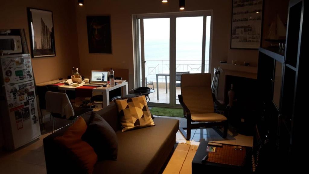 sala de estar con sofá y cocina con vistas. en Apartment in Neos Marmaras, GR, en Neos Marmaras