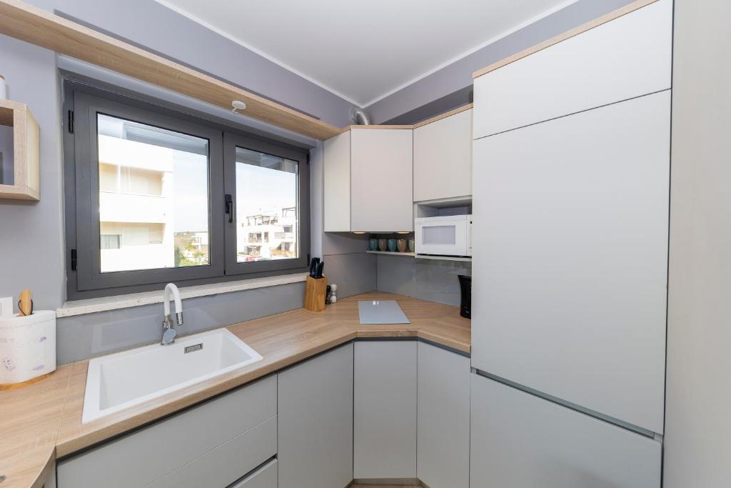 Kuchyňa alebo kuchynka v ubytovaní Apartman 4U