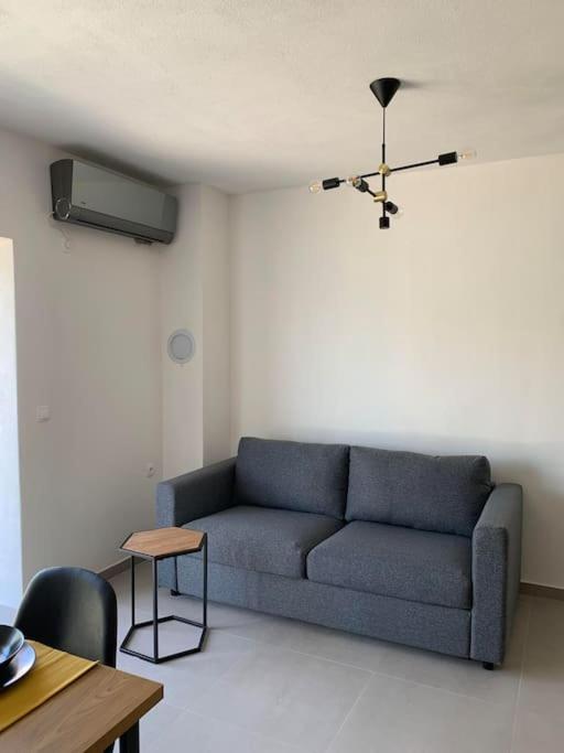 Posezení v ubytování Sea View Apartment - first row to the beach