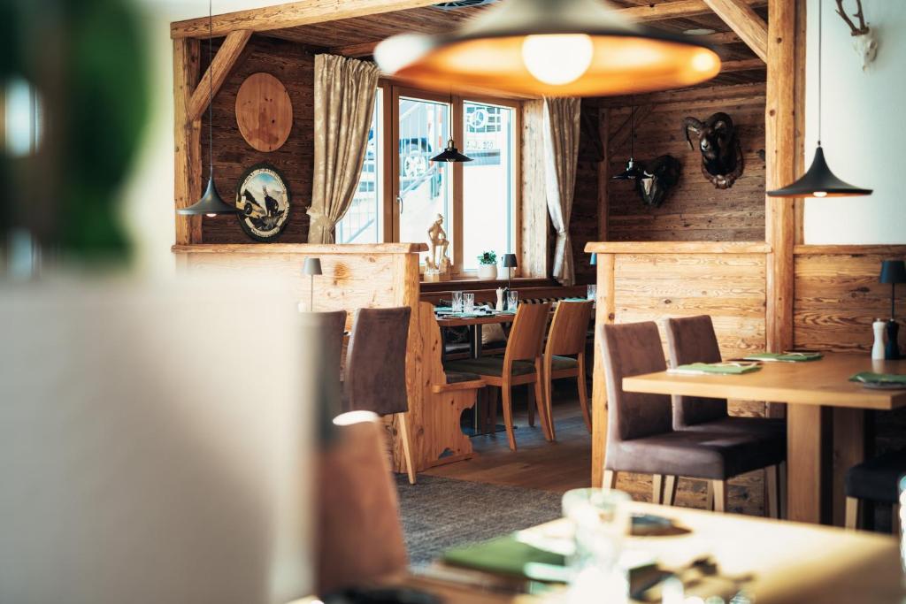 A seating area at Das Landerer