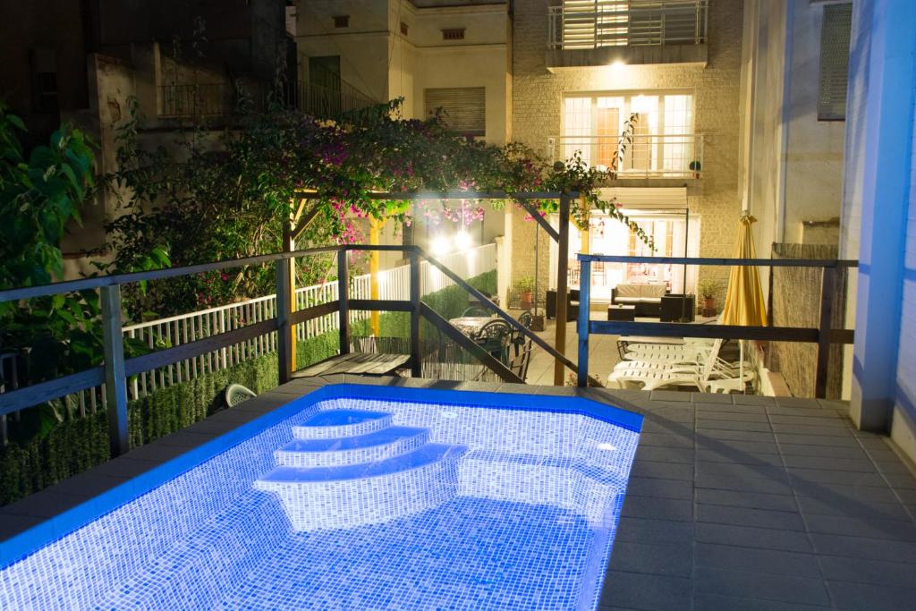 - une petite piscine sur le balcon d'une maison dans l'établissement CASA OASIS, à Calella