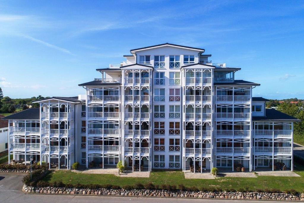 un condominio con molte finestre di Haus-Ostseeapartments-am-Fehmarnsund-Wohnung-26-Wellenrauschen a Grossenbrode