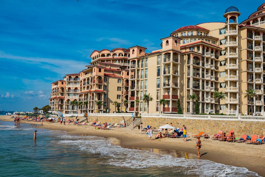 een groep hotels op een strand in de buurt van de oceaan bij Menada Andalusia Apartments in Elenite