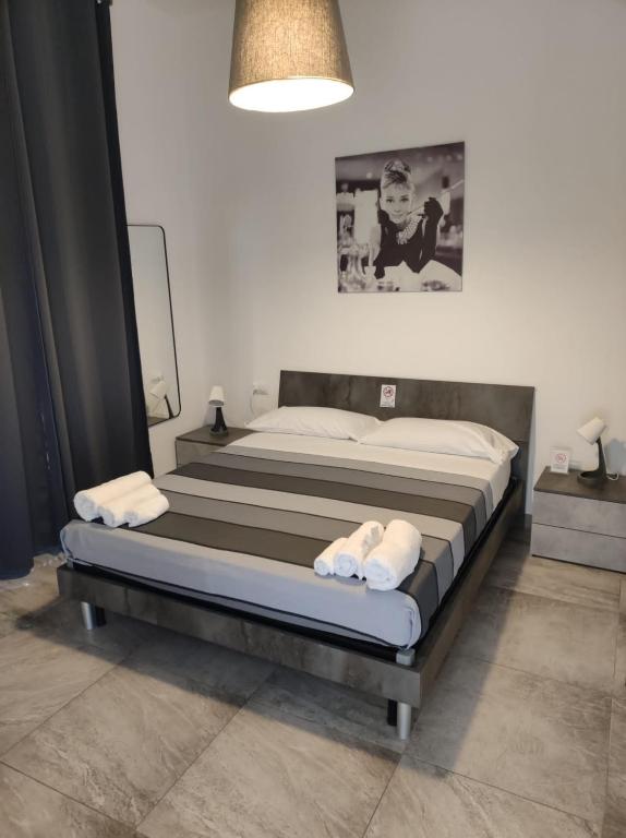 duże łóżko w pokoju z: w obiekcie UN PASSO DAL MARE bed&breakfast San Salvo Marina w mieście San Salvo