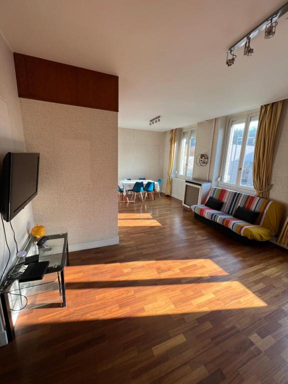 a living room with a couch and a table at L’ÉMERAUDE 4 in Chalons en Champagne