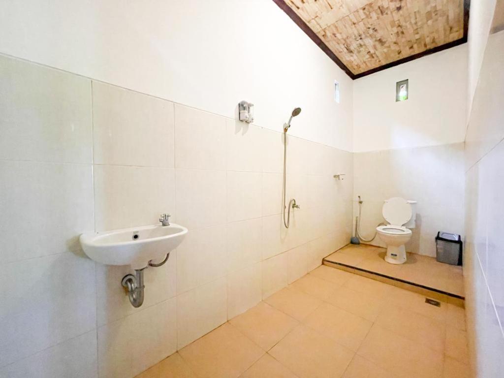 a bathroom with a sink and a toilet at Ndalem Setumbu in Magelang
