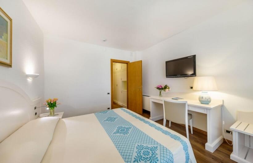 Hotel Dei Pini - Habitación Triple Estándar Con Vista Al Mar