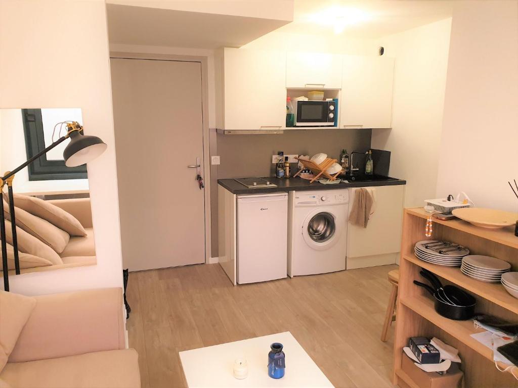 Ce petit appartement comprend une cuisine et un lave-linge. dans l'établissement Dana centre mer 27, à Nice