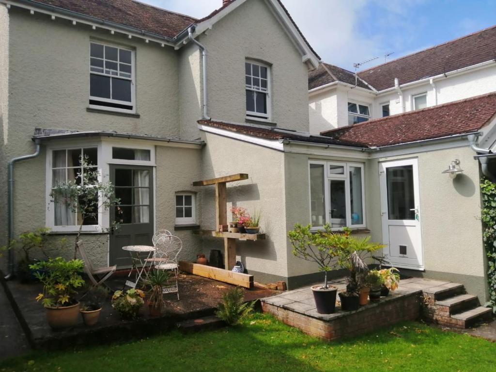 Spacious 4 bed house in fabulous seaside town, Exmouth (updated prices