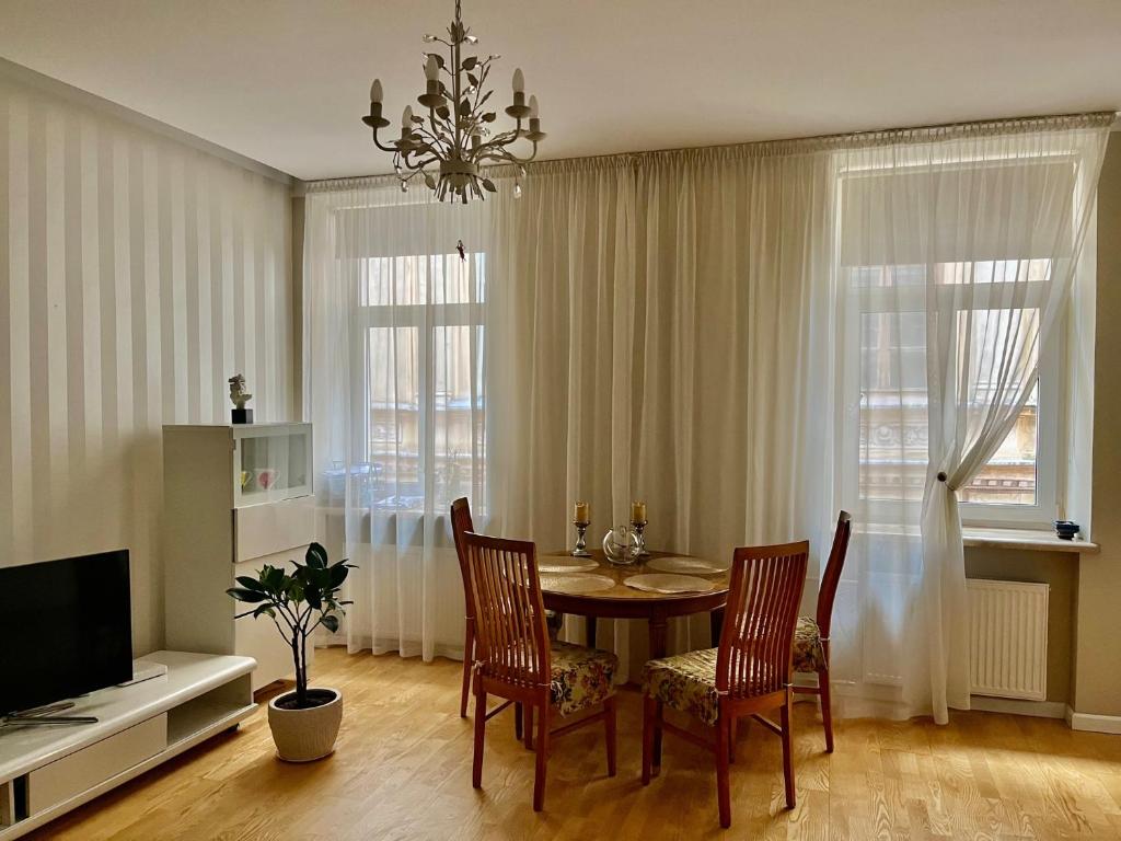 TV a/nebo společenská místnost v ubytování Provence style apartment in Old Town