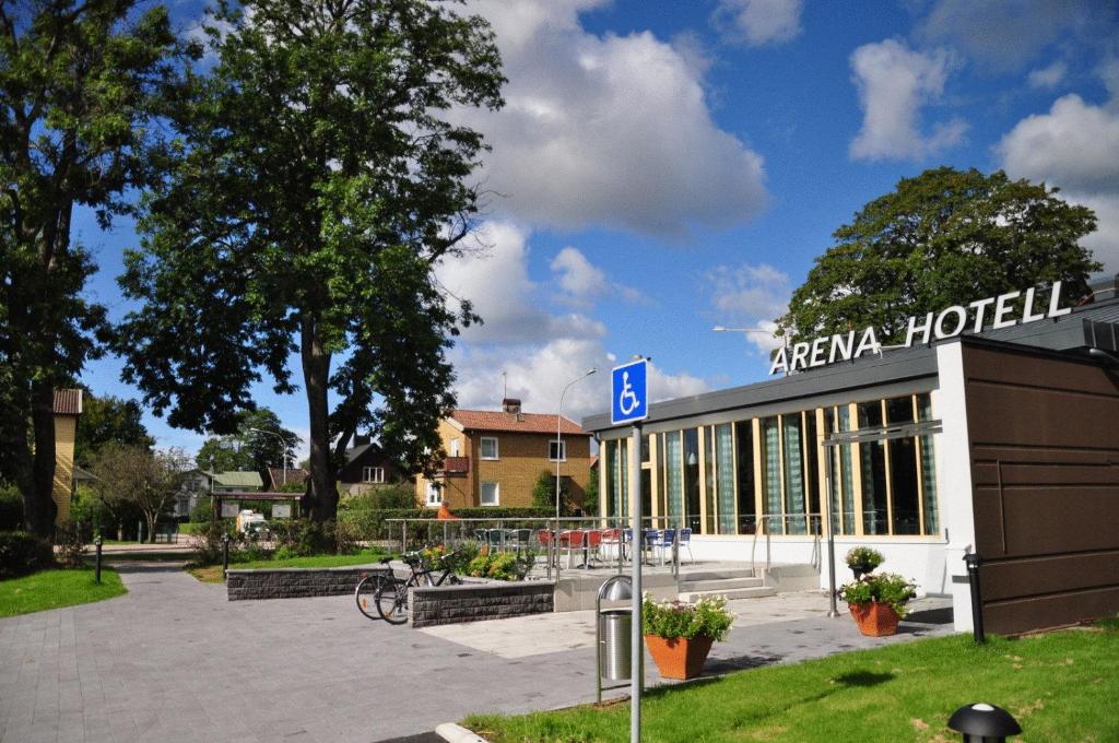 un edificio de hotel con un cartel delante en Arena Hotell, en Vänersborg