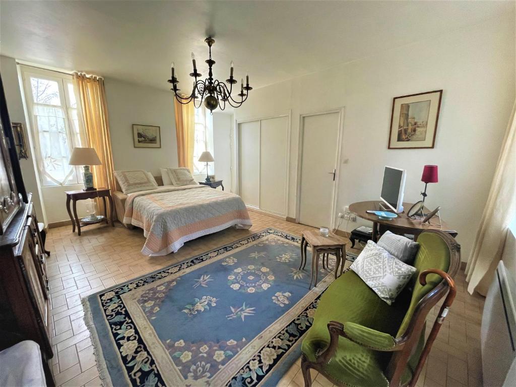 un salon avec un lit et un canapé dans l'établissement Sublime appartement Volendame, à Dijon