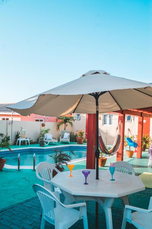 Bazén v ubytování Courtesy Apartments Aruba nebo v jeho okolí