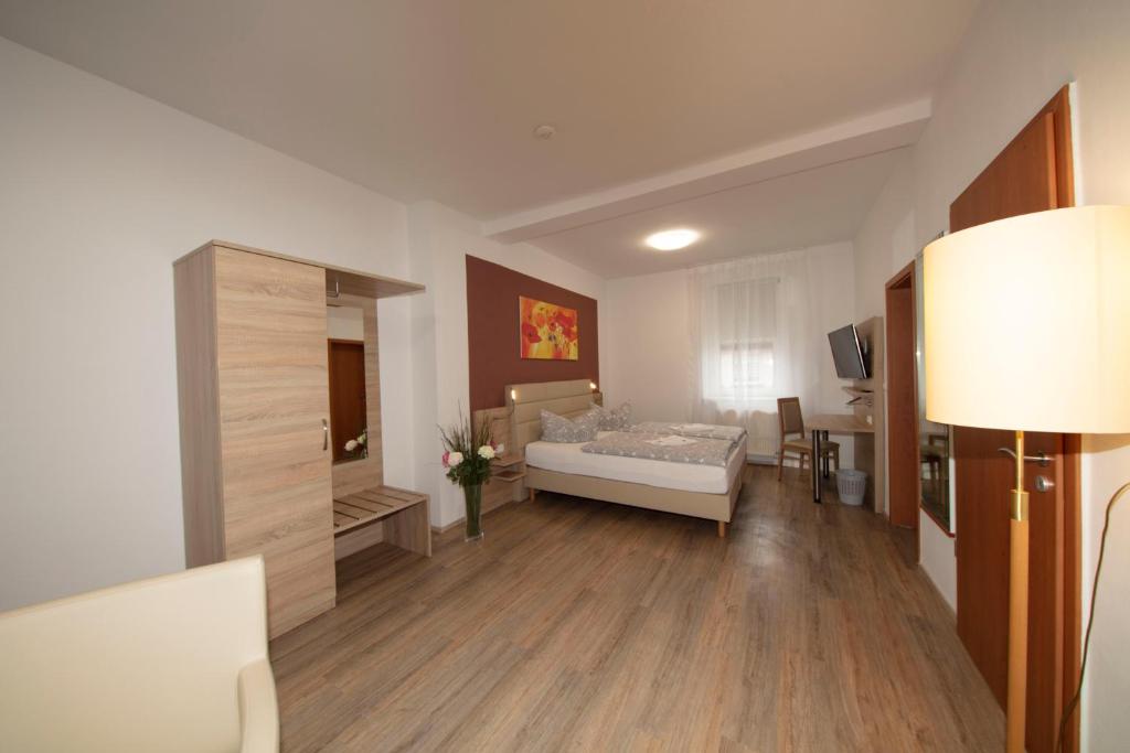 Postel nebo postele na pokoji v ubytování Hotel Maximilian