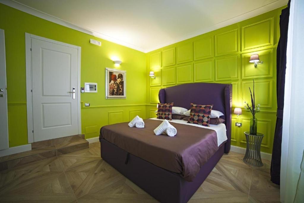 A bed or beds in a room at Vatican Luxury Home
