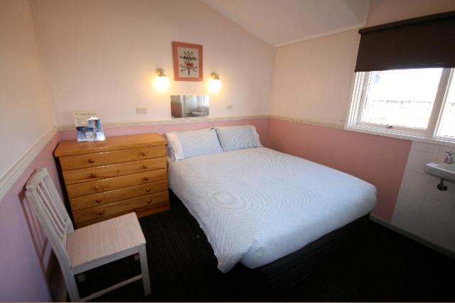 Кровать или кровати в номере Perisher Manor Hotel