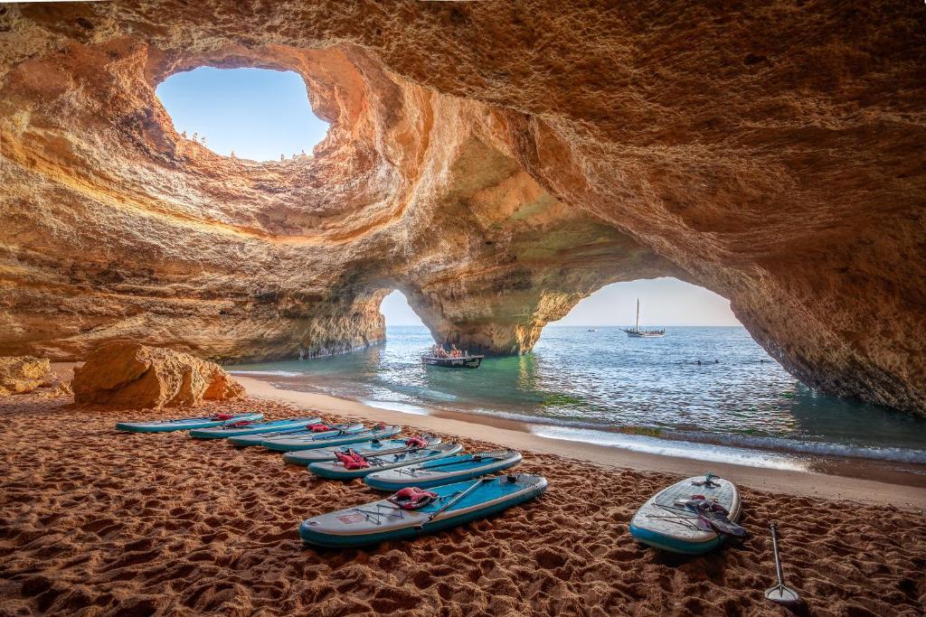 um grupo de caiaques estão alinhados na praia em Casa Bela Moura, Boutique Hotel & Wine em Porches