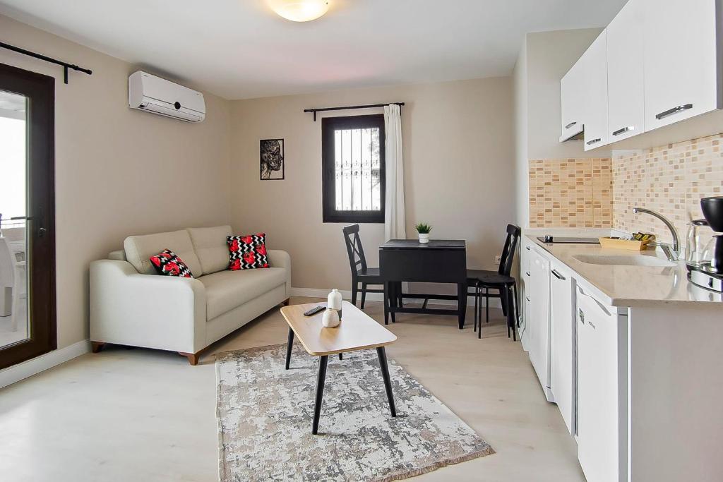 Kép Central and Comfortable Apartment with Shared Pool near Beach in Bodrum szállásáról Bodrumban a galériában