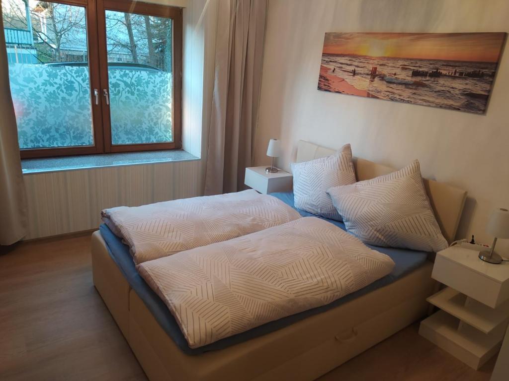 1 dormitorio con 2 camas y ventana en Ferienwohnung an der Ruwer, Trier en Tréveris