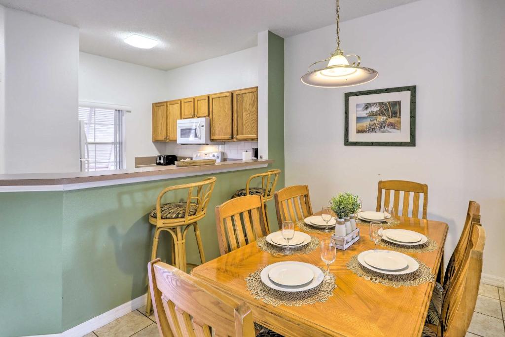 une salle à manger avec une table et des chaises ainsi qu'une cuisine dans l'établissement Cozy Kissimmee Townhome about 8 Mi to Disney World!, à Kissimmee