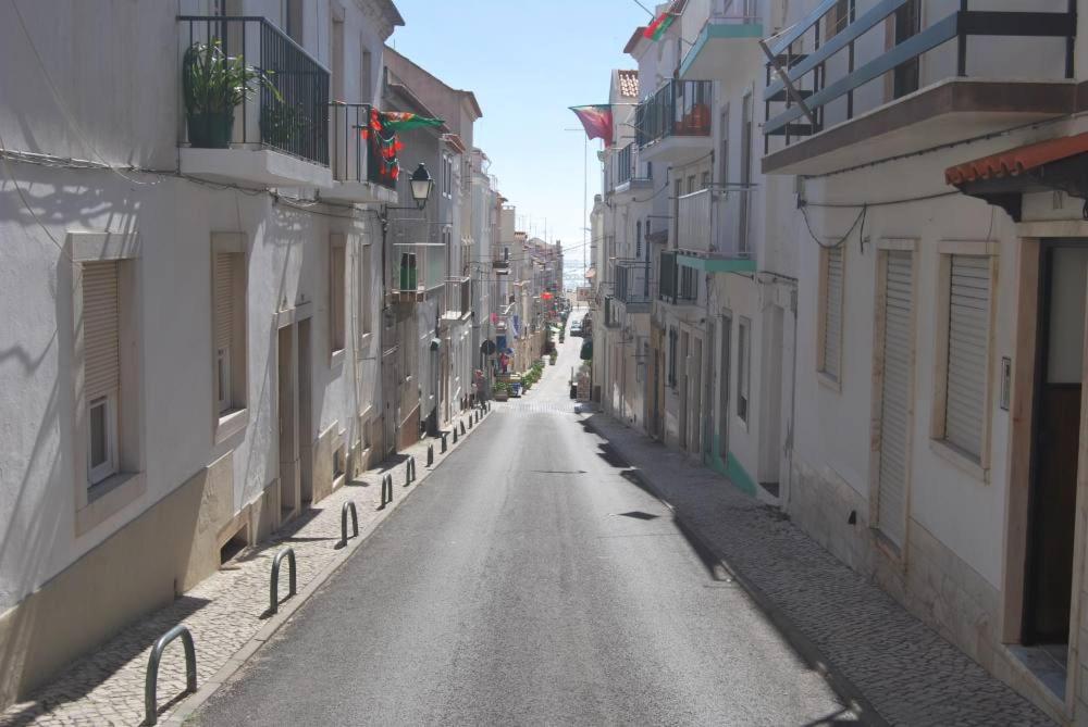 una calle vacía en un callejón entre edificios en Casas da Cacilda, en Nazaré