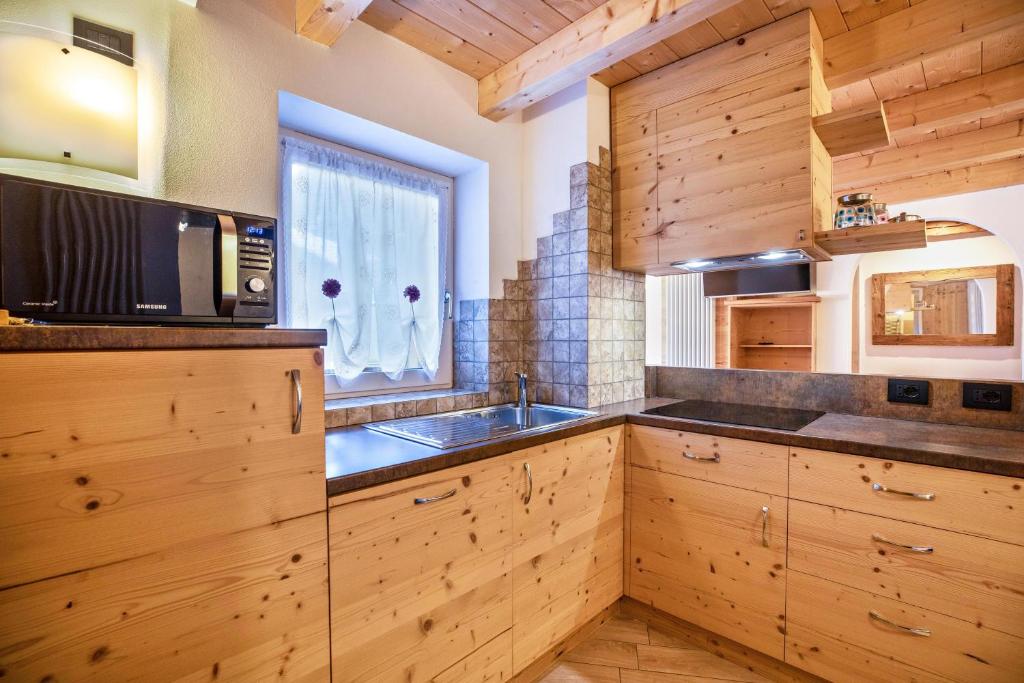 Kuchyňa alebo kuchynka v ubytovaní Chalet Osmar Appartamento 2
