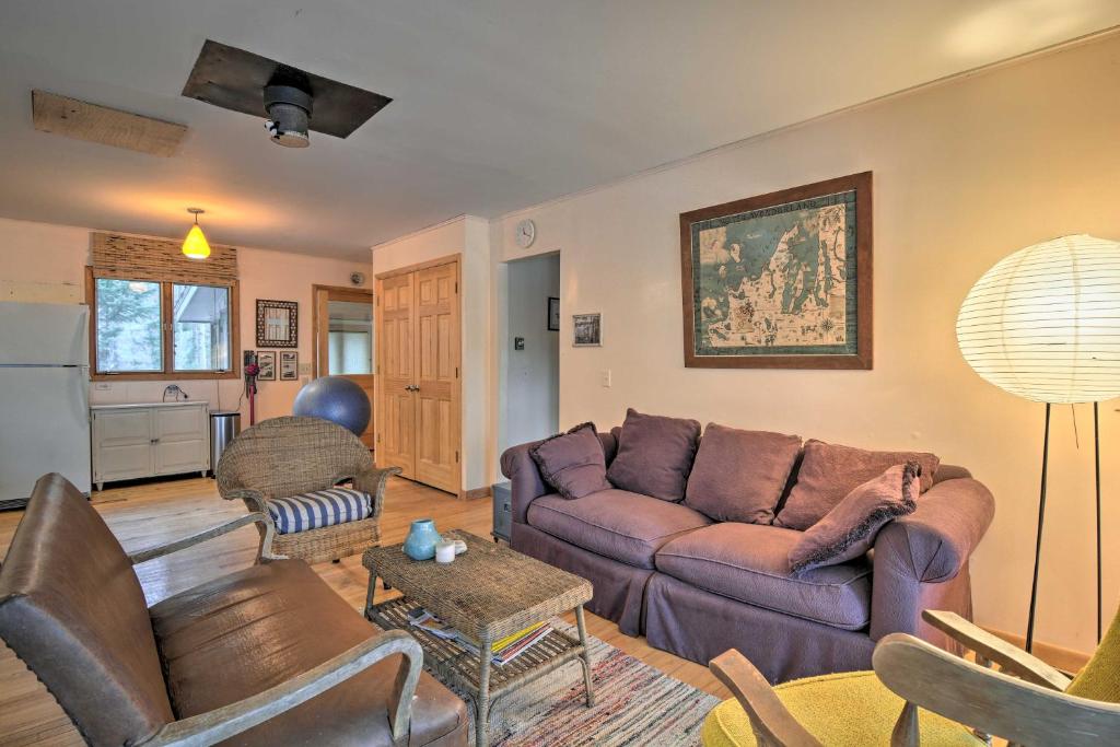 - un salon avec un canapé et des fauteuils violets dans l'établissement Idyllic Northport Cottage, Walk to Lakeside!, à Northport